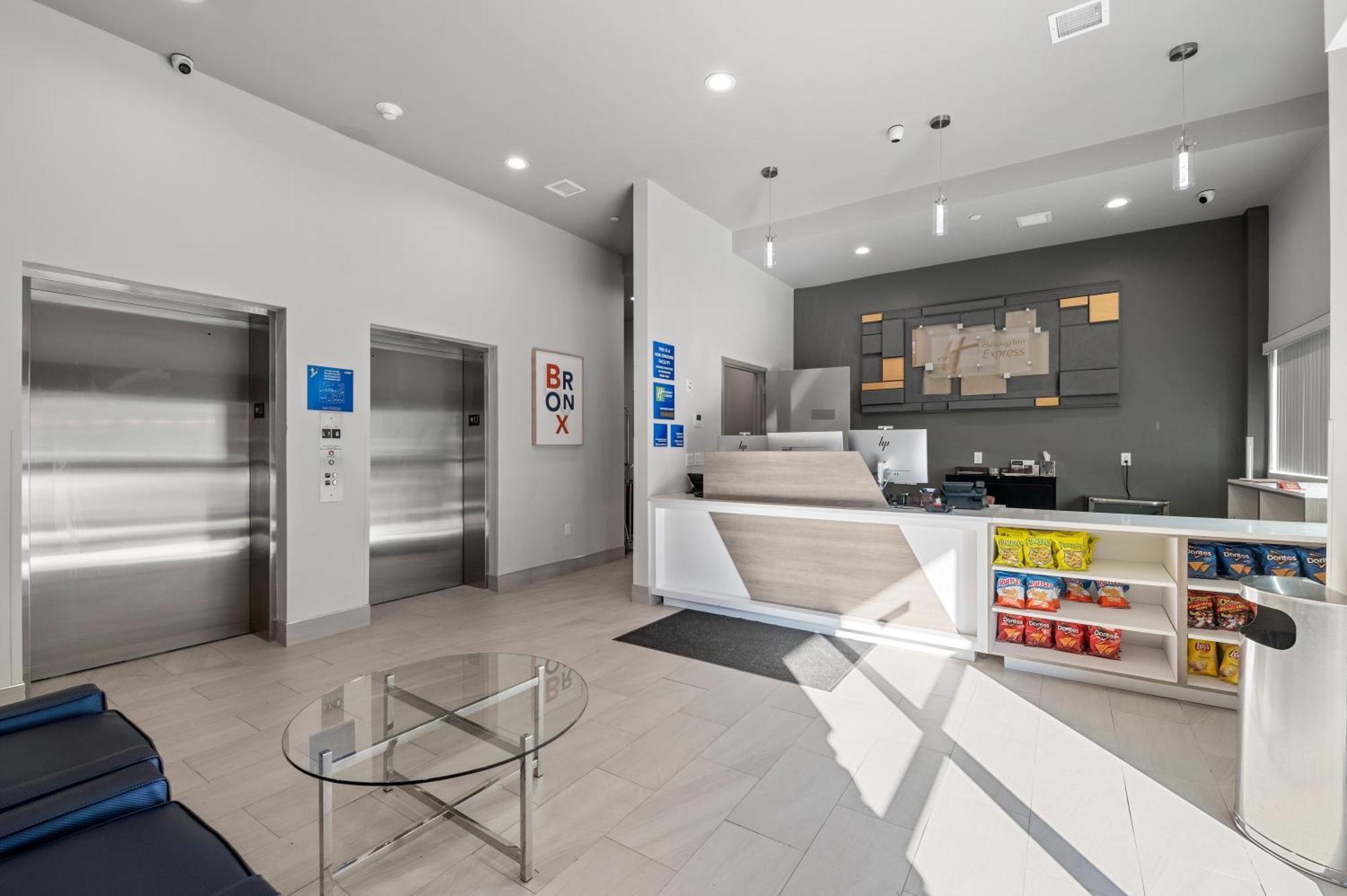 Holiday Inn Express & Suites New York Bagian luar foto