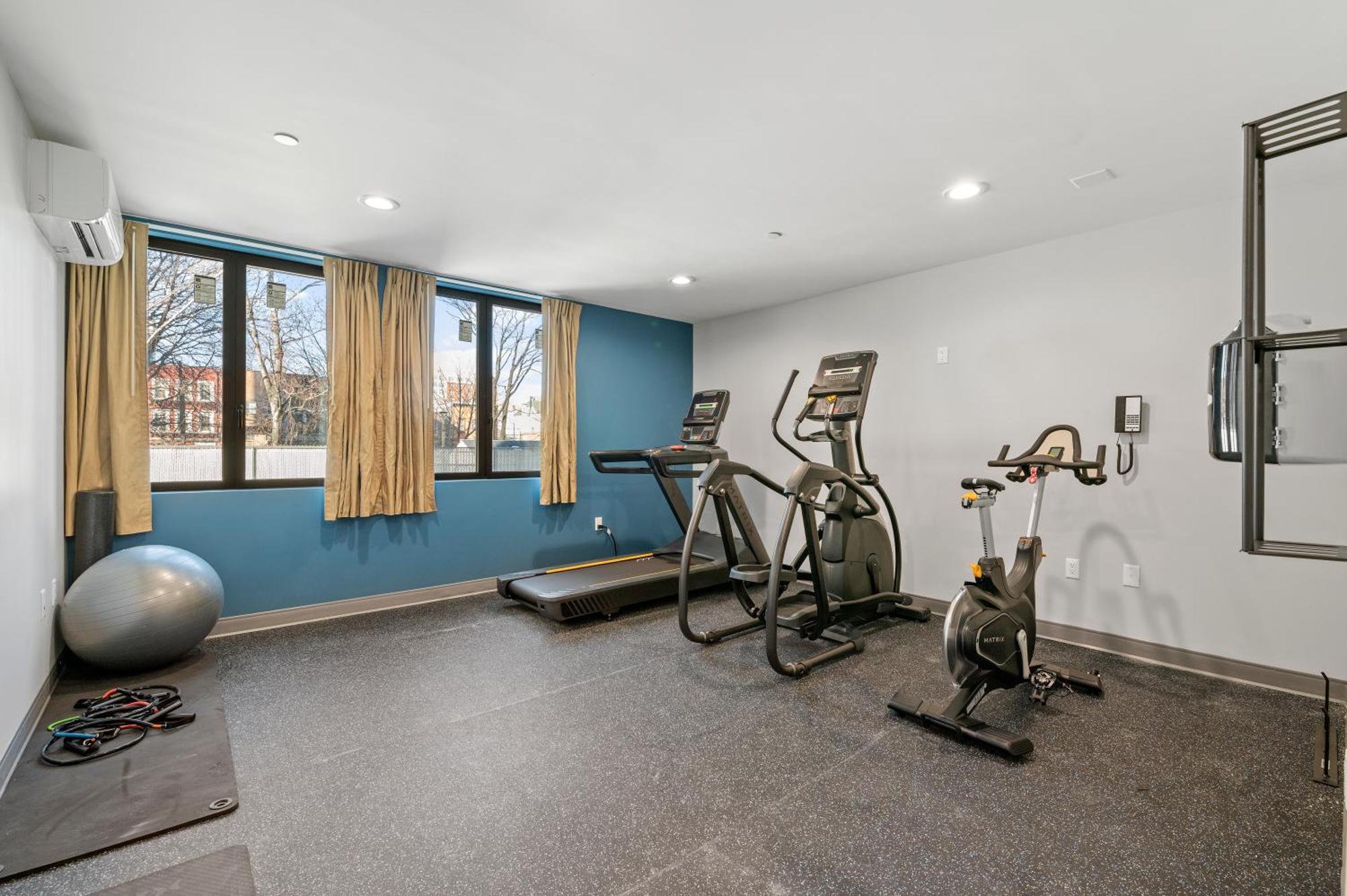 Holiday Inn Express & Suites New York Bagian luar foto