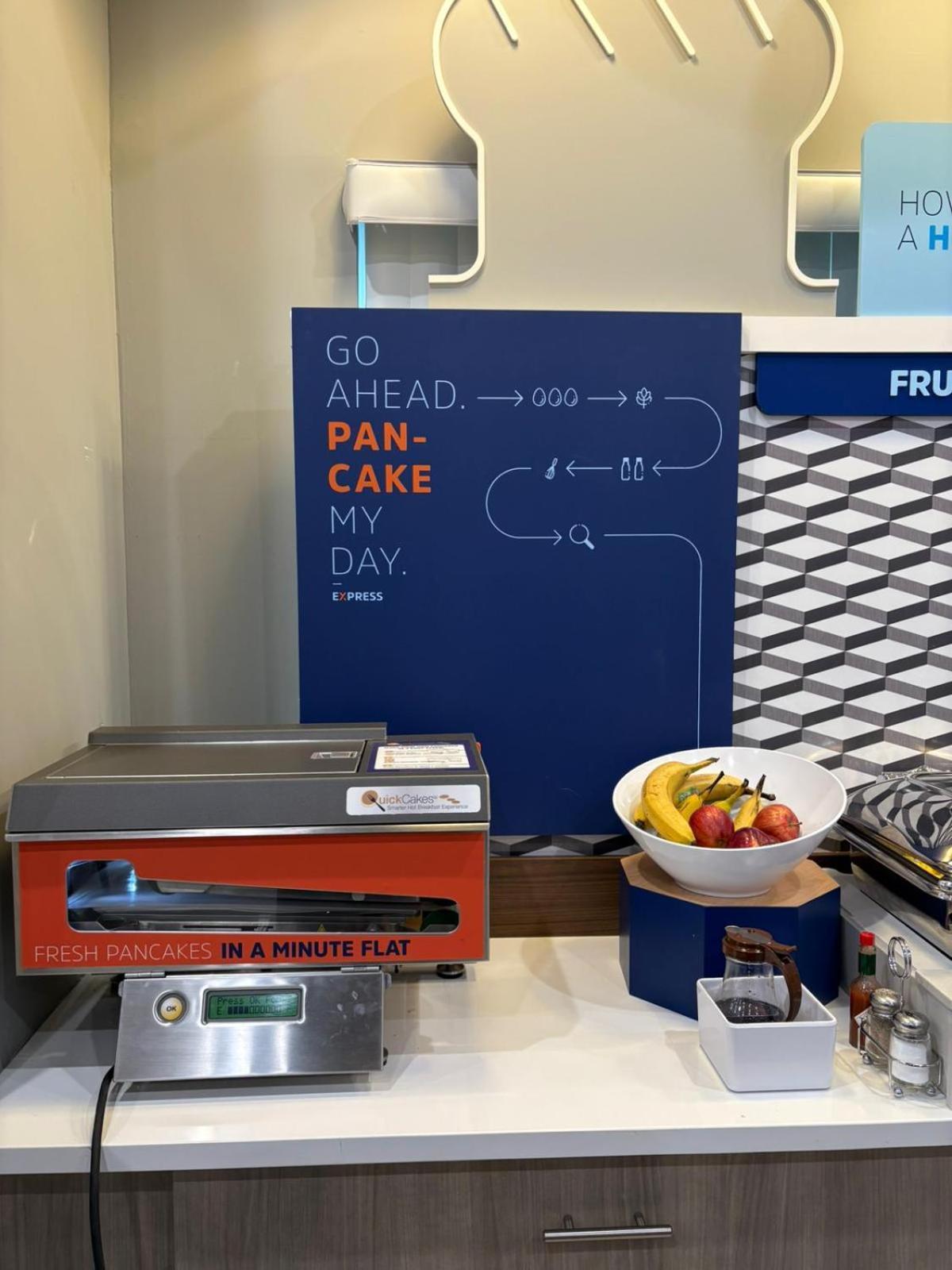 Holiday Inn Express & Suites New York Bagian luar foto