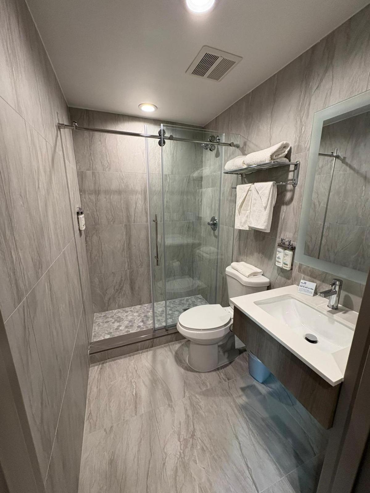 Holiday Inn Express & Suites New York Bagian luar foto
